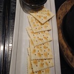 絆 KIZUNA DINING - 石焼きカマンベールチーズのメープル添1,320円にはクラッカーが付属
