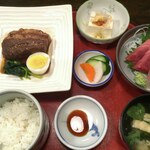 旬菜魚 いなだ - 豚の角煮+刺身定食（1750円）