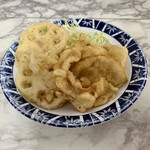 よしのや食堂 - 天ぷら盛り。
            レンコン・たけのこ・キャベツ。