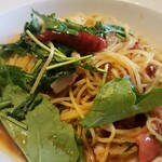 Bosutonzu Kafe - パンチェッタとルッコラの辛口フレッシュトマトパスタ。細麺のパスタ。生麺でも細麺なら生にすればよかった。。