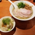 麺屋 六感堂 - 桜鯛焼あら出汁ラーメン＋鯛めし