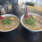 長浜ラーメンとん吉 - 右はラーメン大♪