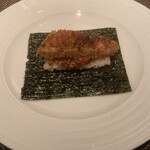 コグスダイニングカグラザカ - シマアジの香草パン粉焼きとチーズリゾットの手巻き