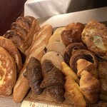 コグスダイニングカグラザカ - 自家製パンのラインナップ