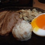 つけ麺 道 - 別皿の具(ﾁｬｰｼｭｰ、玉子、ﾒﾝﾏ、肉団子)