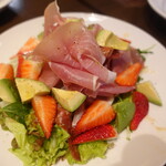 シエル ブルー - プロシュート生ハムと果実のサラダ