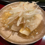 銀座 しのはら - 邪気を払う菖蒲飾り～平貝、本みる貝、鮑の加減酢の煮凝り　ウドの酒煮