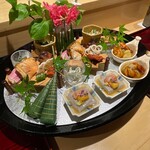 銀座 しのはら - ヤマボウシとヤマツツジで飾り付けした八寸〜鯛のちまき寿司、車海老、胡麻豆腐、縞海老、胡瓜とクラゲ、渡り蟹と内子、蛸、蓮根、赤蒟蒻、万願寺青唐、バチコ、合鴨蒸しロース、五月鱒の味噌漬け