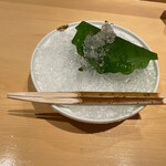 銀座 しのはら - 柏の葉で包んだ蓬の葛饅頭