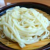 Ankodou - 透明感のある真っ白なうどんですね。噛み応えもあります。しこしこな弾力もありますし、麺肌は滑らかで、細めのうどんだし、するすると喉越しがサイコーです。