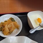 逸品居 - お漬物と杏仁豆腐…