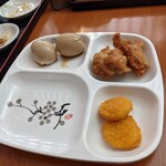 逸品居 - チビの惣菜、１回戦…
      煮玉子・若鶏の唐揚げ・ホタテ入りクリーミーコロッケ……って、茶色だけじゃね〜か!!（笑）