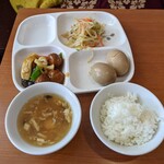 逸品居 - 私の惣菜、２回戦…
      鶏肉団子の醤油煮・フカヒレともやしの和え物・煮玉子…
      そして、ご飯とスープ…