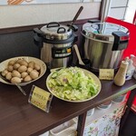 逸品居 - これもセルフでおかわり自由な、煮玉子・スープ・サラダ・白飯の皆さん…