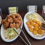 逸品居 - 左が、若鶏の唐揚げ・右がホタテ入りクリーミーコロッケ…