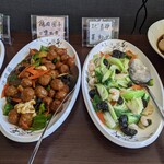 逸品居 - 左が、鶏肉団子の醤油煮・右が、エビ青梗菜炒め…