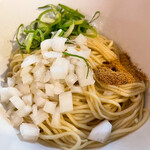 麺や でこ - 生姜和え玉 ¥250  こちらは変わらずの出来栄え。生姜の香りがバランスよく効いており、このまま単品でも十分楽しめる。スープに入れて食べると複雑さが増して、ラーメンオリジナルより好みに。