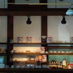 Orandakan - コーヒーカップが並ぶ店内