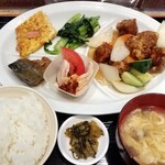 台湾飯店 - 酢豚定食。なかなかバラエティに富んでます。