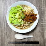 丸山製麺 - 具材はキャベツと名古屋土産の手羽先の肉　スープ少なめで濃いめ