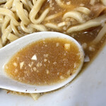 丸山製麺 - やや乳化したスープはマイルドG系。飲みやすい！