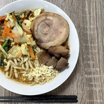 丸山製麺 - 具材は炒め野菜と肉のハナマサで購入したチャーシュー　スープ少なめで濃いめ