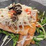 RYORIYA AO - サーモンマリネサラダ。ボリュームたっぷり。