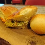 RYORIYA AO - チーズ、桜海老と春キャベツ、ポテトサラダの食事パン。