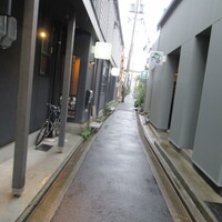 日本料理 直 - 非常に細い路地にあります