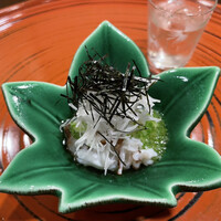 松月 - 先付
                    タコ、山芋、めかぶ、海苔を甘酢で和えてあります。
                    タコは細やかに包丁が入れられ、貝ひものような状態。食材とよく馴染み、感触も楽しい。
                    山芋って、こんなに細く切れるんですね