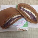 卯月堂 - 米粉コーヒーどら焼き（断面）