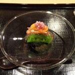 津の守坂 小柴 - 一品目：毛蟹と生雲丹に出汁ジュレ。下にはホワイトアスパラやスナップエンドウ。毛蟹の質は特筆するほどでわないが、出汁ジュレが穏やかな味で野菜とも良く調和している。控え目な味からスタート。