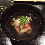 津の守坂 小柴 - 二品目：金目鯛と原木椎茸の椀。下には極細のにゅうめん。出汁は 薄く引いてあるのだが、途中から金目鯛の脂や椎茸の出汁が滲み出てきて そこでちょうど良くなる見事なバランス。金目鯛の脂を吸った麺も美味