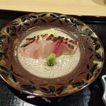津の守坂 小柴 - 四品目：イサキお造り。今が旬のイサキは味も脂のノリも抜群。皮目を炙ってあるため脂の旨さも活性化していて べらぼうに旨い❗️