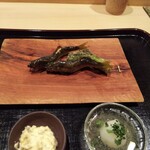 津の守坂 小柴 - 鮎は なんと天竜川の天然鮎。それを揚げ焼きにしてあります。ハラワタの部分の香りの良さは天然ならでは。これは旨い。まさかのタルタルソースも提供されましたが使う前に食べ終えてしまった…