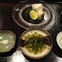 津の守坂 小柴 - 三品目：マコガレイお造り。藻塩  自家製ポン酢   梅醤油 で頂きます。身質はそこそこだが、上手に寝かせてあるようで 旨味が滲み出るよな味わいで良し。醤油の色が非常に薄いのも特徴。