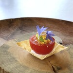 MAISON LAFITE - ＊タルトは極限まで薄く焼かれた繊細なお料理。 トマトは最初酸味を感じますがその後甘味を感じ、一口で頂くとお味のHarmonyで美味しいこと。