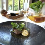 MAISON LAFITE - ◆こちらで何度か頂いている「米仕上げ牛のシャトーブリアン」、蕪添え ソースがかけられます。