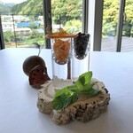 MAISON LAFITE - ◆お洒落な器で登場した「コーヒー豆」と「オレンジのハーブティ」、折角なので夫々頂くことに。