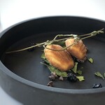 MAISON LAFITE - ◆小菓子・・焼きたてのマドレーヌ、乾燥させた「モリンガ」 モリンガは初めて見るのですが『ミラクルツリー（奇跡の木）とも呼ばれ、とてもバランスのとれた栄養素を含んでいる樹木』だそう。 口にすると、甘味を感じます。