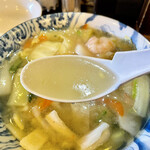 剛龍飯店 - 蝦仁湯麺シャーレンタンメン スープ