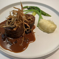 メイ - アイルランド産ヘアフォード牛サーロインと黒毛和牛ヒレ肉のア・ラ・クレーム（煮込み）