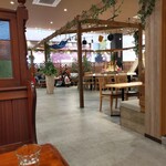 キャンプ飯ダイニング グラマラステーブル - 奥は広くなっていますが、すいています