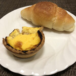 パンデパルク遊 - 料理写真:手前 無惨なエッグタルト奥 塩ワッサン