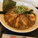 らーめんふぁみりー - 濃厚ブラックのチャーシュー麺