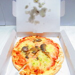 Saizeriya - 野菜ときのこのピザ　テイクアウト仕様　３９０円（税込）の箱の中【２０２１年５月】