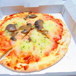 Saizeriya - 野菜ときのこのピザ　テイクアウト仕様　３９０円（税込）の箱の中のアップ【２０２１年５月】