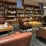 마루야마 커피 하루니레 테라스점 - 북카페로, 커피를 마시며 책을 읽을 수 있습니다.