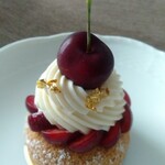LESS Labo - 本日のケーキ864円：アメリカンチェリーのシュー