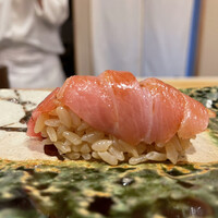 鮨ひろ瀬 - 大トロ（砂ずり）
                    砂ずりというお腹の部位。滑るような滑らかな食感に脂ののった旨みがシャープなシャリと気持ちよく合わさり余韻を高めてくれました。